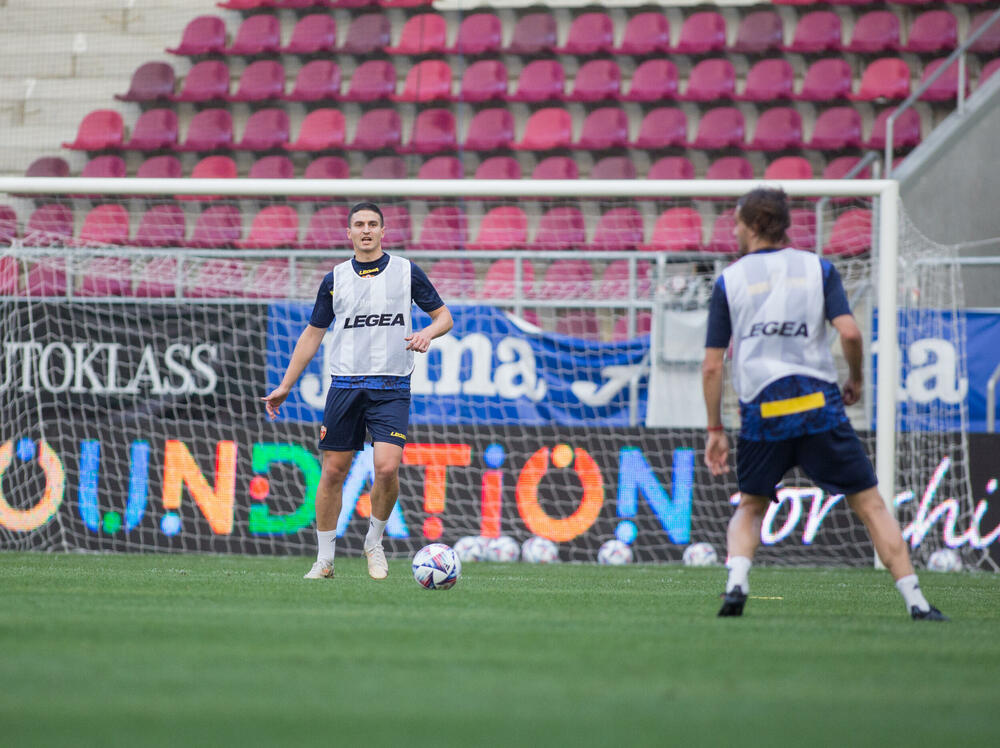 <p>Fudbalska reprezentacija Crne Gore večeras je u Bukureštu odradila posljednji trening pred sjutrašnji (20:45) meč protiv Rumunije u četvrtom kolu Lige nacija.</p>  <p>Utakmica se igra na Rapidovom "Đulesti - Valentin Stanesku" stadionu, kapaciteta 14.000. Karte su rasprodate i domaća selekcija će imati veliku podršku navijača.</p>  <p>Crna Gora je u prvom meču, odigranom prije desetak dana, nadigrala i savladala Rumuniju 2:0.</p>
