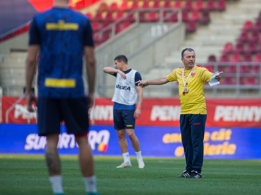 <p>Fudbalska reprezentacija Crne Gore večeras je u Bukureštu odradila posljednji trening pred sjutrašnji (20:45) meč protiv Rumunije u četvrtom kolu Lige nacija.</p>  <p>Utakmica se igra na Rapidovom "Đulesti - Valentin Stanesku" stadionu, kapaciteta 14.000. Karte su rasprodate i domaća selekcija će imati veliku podršku navijača.</p>  <p>Crna Gora je u prvom meču, odigranom prije desetak dana, nadigrala i savladala Rumuniju 2:0.</p>