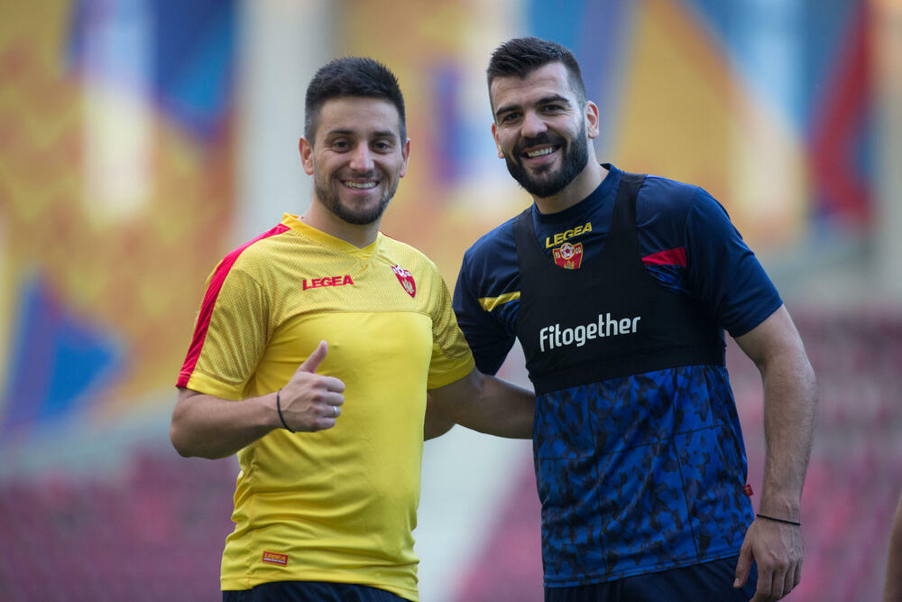 <p>Fudbalska reprezentacija Crne Gore večeras je u Bukureštu odradila posljednji trening pred sjutrašnji (20:45) meč protiv Rumunije u četvrtom kolu Lige nacija.</p>  <p>Utakmica se igra na Rapidovom "Đulesti - Valentin Stanesku" stadionu, kapaciteta 14.000. Karte su rasprodate i domaća selekcija će imati veliku podršku navijača.</p>  <p>Crna Gora je u prvom meču, odigranom prije desetak dana, nadigrala i savladala Rumuniju 2:0.</p>