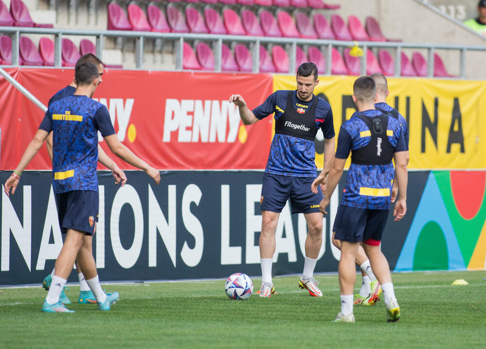 <p>Fudbalska reprezentacija Crne Gore večeras je u Bukureštu odradila posljednji trening pred sjutrašnji (20:45) meč protiv Rumunije u četvrtom kolu Lige nacija.</p>  <p>Utakmica se igra na Rapidovom "Đulesti - Valentin Stanesku" stadionu, kapaciteta 14.000. Karte su rasprodate i domaća selekcija će imati veliku podršku navijača.</p>  <p>Crna Gora je u prvom meču, odigranom prije desetak dana, nadigrala i savladala Rumuniju 2:0.</p>