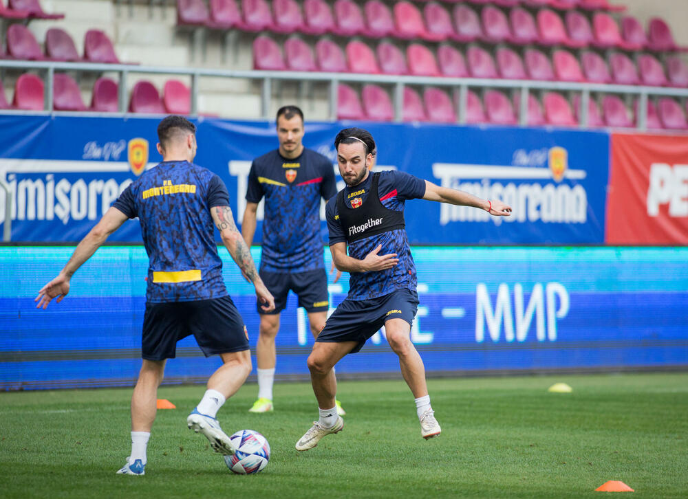 <p>Fudbalska reprezentacija Crne Gore večeras je u Bukureštu odradila posljednji trening pred sjutrašnji (20:45) meč protiv Rumunije u četvrtom kolu Lige nacija.</p>  <p>Utakmica se igra na Rapidovom "Đulesti - Valentin Stanesku" stadionu, kapaciteta 14.000. Karte su rasprodate i domaća selekcija će imati veliku podršku navijača.</p>  <p>Crna Gora je u prvom meču, odigranom prije desetak dana, nadigrala i savladala Rumuniju 2:0.</p>