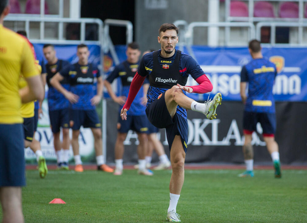 <p>Fudbalska reprezentacija Crne Gore večeras je u Bukureštu odradila posljednji trening pred sjutrašnji (20:45) meč protiv Rumunije u četvrtom kolu Lige nacija.</p>  <p>Utakmica se igra na Rapidovom "Đulesti - Valentin Stanesku" stadionu, kapaciteta 14.000. Karte su rasprodate i domaća selekcija će imati veliku podršku navijača.</p>  <p>Crna Gora je u prvom meču, odigranom prije desetak dana, nadigrala i savladala Rumuniju 2:0.</p>