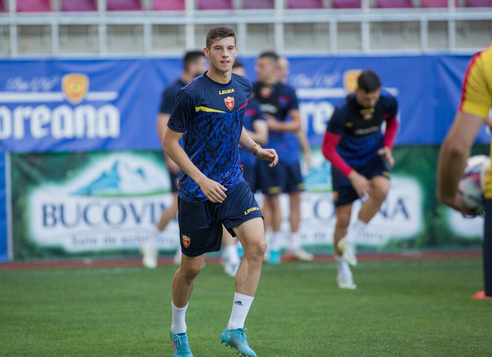 <p>Fudbalska reprezentacija Crne Gore večeras je u Bukureštu odradila posljednji trening pred sjutrašnji (20:45) meč protiv Rumunije u četvrtom kolu Lige nacija.</p>  <p>Utakmica se igra na Rapidovom "Đulesti - Valentin Stanesku" stadionu, kapaciteta 14.000. Karte su rasprodate i domaća selekcija će imati veliku podršku navijača.</p>  <p>Crna Gora je u prvom meču, odigranom prije desetak dana, nadigrala i savladala Rumuniju 2:0.</p>