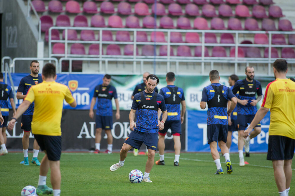 <p>Fudbalska reprezentacija Crne Gore večeras je u Bukureštu odradila posljednji trening pred sjutrašnji (20:45) meč protiv Rumunije u četvrtom kolu Lige nacija.</p>  <p>Utakmica se igra na Rapidovom "Đulesti - Valentin Stanesku" stadionu, kapaciteta 14.000. Karte su rasprodate i domaća selekcija će imati veliku podršku navijača.</p>  <p>Crna Gora je u prvom meču, odigranom prije desetak dana, nadigrala i savladala Rumuniju 2:0.</p>