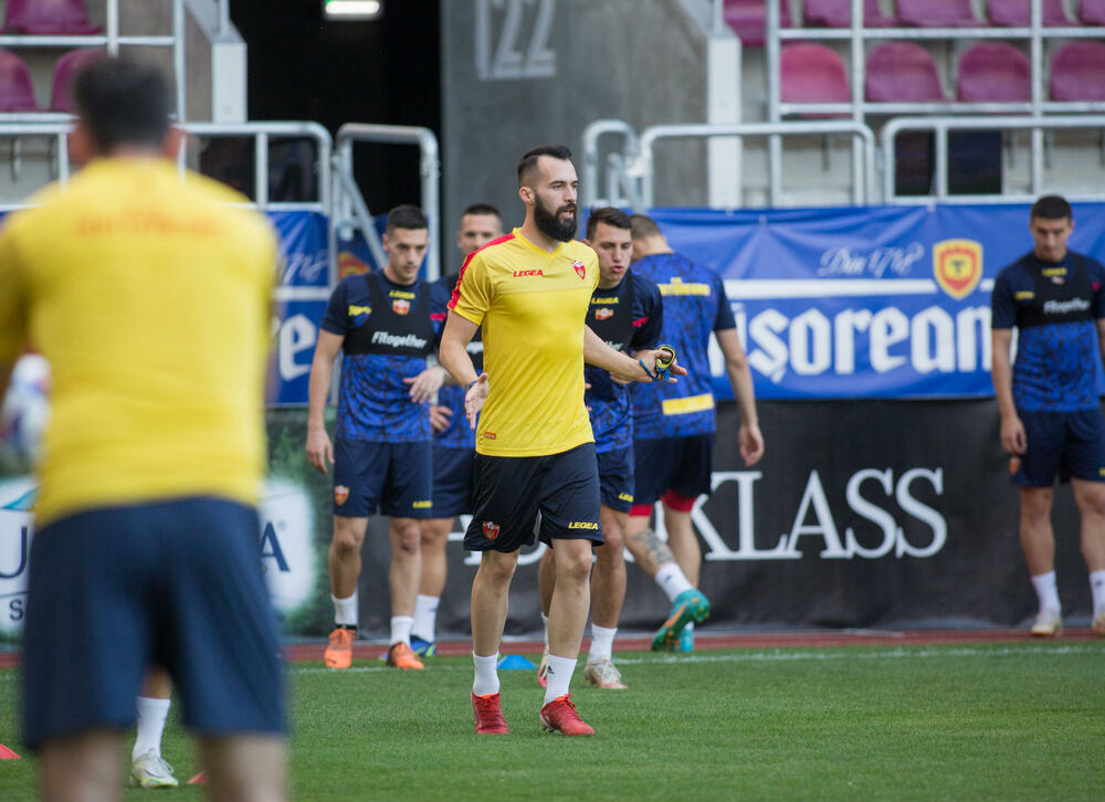 <p>Fudbalska reprezentacija Crne Gore večeras je u Bukureštu odradila posljednji trening pred sjutrašnji (20:45) meč protiv Rumunije u četvrtom kolu Lige nacija.</p>  <p>Utakmica se igra na Rapidovom "Đulesti - Valentin Stanesku" stadionu, kapaciteta 14.000. Karte su rasprodate i domaća selekcija će imati veliku podršku navijača.</p>  <p>Crna Gora je u prvom meču, odigranom prije desetak dana, nadigrala i savladala Rumuniju 2:0.</p>