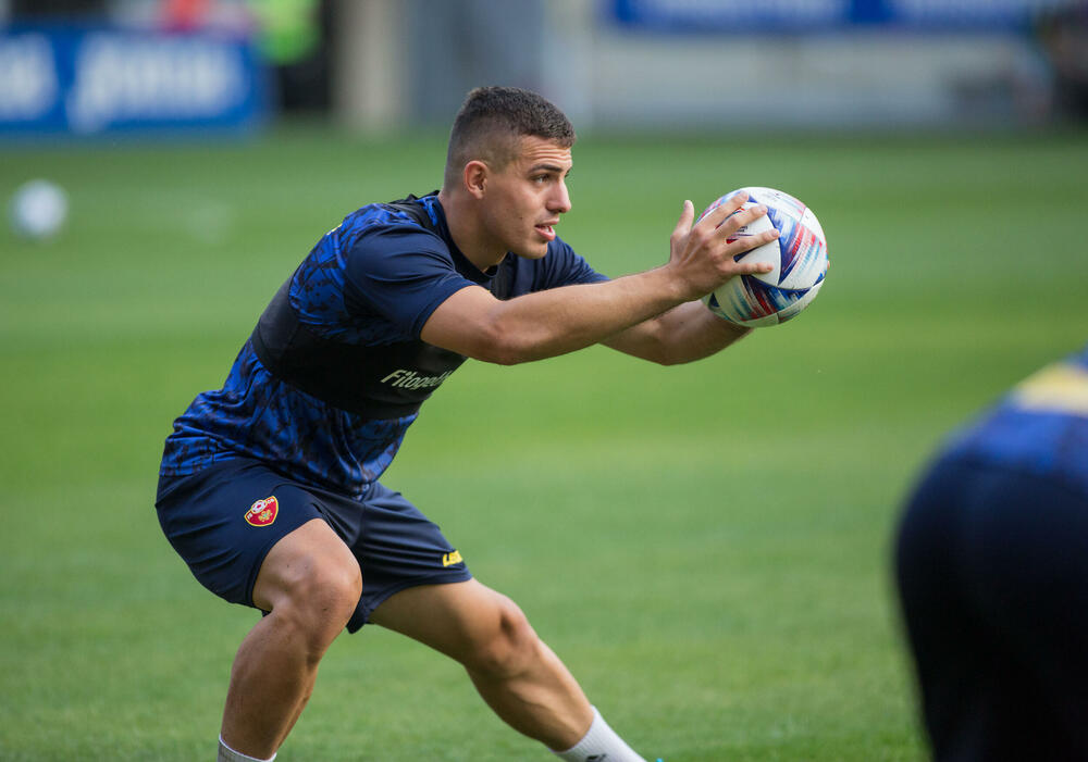<p>Fudbalska reprezentacija Crne Gore večeras je u Bukureštu odradila posljednji trening pred sjutrašnji (20:45) meč protiv Rumunije u četvrtom kolu Lige nacija.</p>  <p>Utakmica se igra na Rapidovom "Đulesti - Valentin Stanesku" stadionu, kapaciteta 14.000. Karte su rasprodate i domaća selekcija će imati veliku podršku navijača.</p>  <p>Crna Gora je u prvom meču, odigranom prije desetak dana, nadigrala i savladala Rumuniju 2:0.</p>