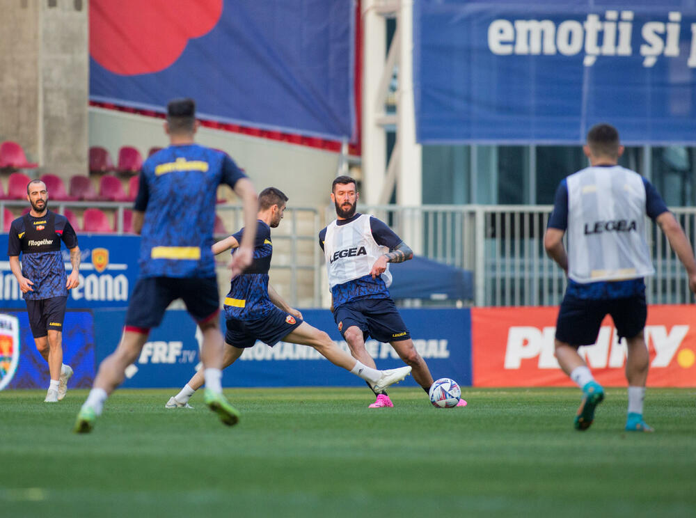 <p>Fudbalska reprezentacija Crne Gore večeras je u Bukureštu odradila posljednji trening pred sjutrašnji (20:45) meč protiv Rumunije u četvrtom kolu Lige nacija.</p>  <p>Utakmica se igra na Rapidovom "Đulesti - Valentin Stanesku" stadionu, kapaciteta 14.000. Karte su rasprodate i domaća selekcija će imati veliku podršku navijača.</p>  <p>Crna Gora je u prvom meču, odigranom prije desetak dana, nadigrala i savladala Rumuniju 2:0.</p>