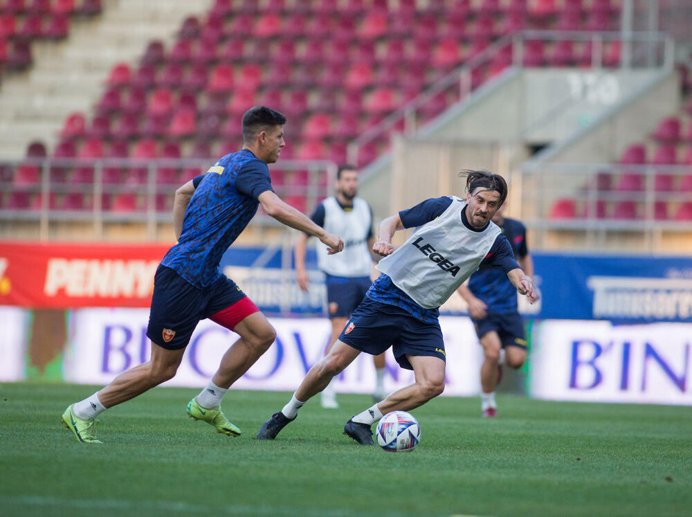 <p>Fudbalska reprezentacija Crne Gore večeras je u Bukureštu odradila posljednji trening pred sjutrašnji (20:45) meč protiv Rumunije u četvrtom kolu Lige nacija.</p>  <p>Utakmica se igra na Rapidovom "Đulesti - Valentin Stanesku" stadionu, kapaciteta 14.000. Karte su rasprodate i domaća selekcija će imati veliku podršku navijača.</p>  <p>Crna Gora je u prvom meču, odigranom prije desetak dana, nadigrala i savladala Rumuniju 2:0.</p>