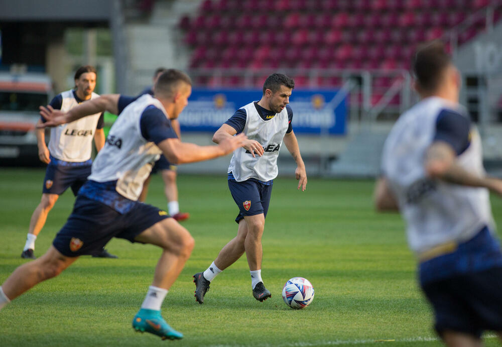 <p>Fudbalska reprezentacija Crne Gore večeras je u Bukureštu odradila posljednji trening pred sjutrašnji (20:45) meč protiv Rumunije u četvrtom kolu Lige nacija.</p>  <p>Utakmica se igra na Rapidovom "Đulesti - Valentin Stanesku" stadionu, kapaciteta 14.000. Karte su rasprodate i domaća selekcija će imati veliku podršku navijača.</p>  <p>Crna Gora je u prvom meču, odigranom prije desetak dana, nadigrala i savladala Rumuniju 2:0.</p>