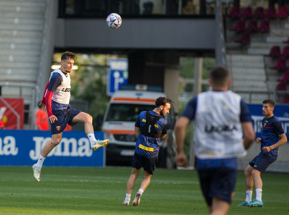<p>Fudbalska reprezentacija Crne Gore večeras je u Bukureštu odradila posljednji trening pred sjutrašnji (20:45) meč protiv Rumunije u četvrtom kolu Lige nacija.</p>  <p>Utakmica se igra na Rapidovom "Đulesti - Valentin Stanesku" stadionu, kapaciteta 14.000. Karte su rasprodate i domaća selekcija će imati veliku podršku navijača.</p>  <p>Crna Gora je u prvom meču, odigranom prije desetak dana, nadigrala i savladala Rumuniju 2:0.</p>
