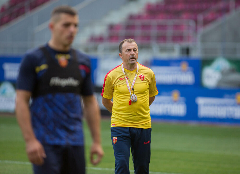 <p>Fudbalska reprezentacija Crne Gore večeras je u Bukureštu odradila posljednji trening pred sjutrašnji (20:45) meč protiv Rumunije u četvrtom kolu Lige nacija.</p>  <p>Utakmica se igra na Rapidovom "Đulesti - Valentin Stanesku" stadionu, kapaciteta 14.000. Karte su rasprodate i domaća selekcija će imati veliku podršku navijača.</p>  <p>Crna Gora je u prvom meču, odigranom prije desetak dana, nadigrala i savladala Rumuniju 2:0.</p>