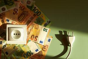 Građani i firme za struju duguju 175 miliona eura (INFOGRAFIK)