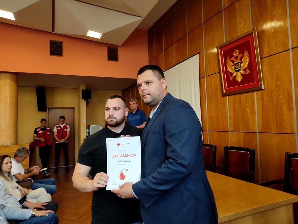 <p>"Mjesec dobrovoljnog davalaštva krvi u Nikšiću prepoznali su i u Zavodu za transfuziju krvi Crne Gore, pa su OO Crvenog krsta nagradili priznanjem za najuspešniju akciju u protekloj godini"</p>