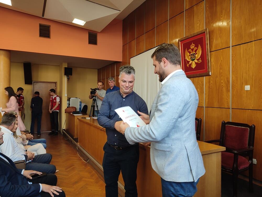 <p>"Mjesec dobrovoljnog davalaštva krvi u Nikšiću prepoznali su i u Zavodu za transfuziju krvi Crne Gore, pa su OO Crvenog krsta nagradili priznanjem za najuspešniju akciju u protekloj godini"</p>