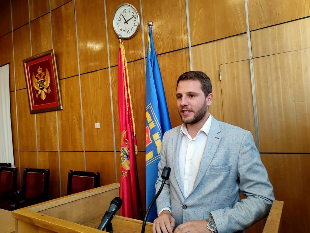 <p>"Mjesec dobrovoljnog davalaštva krvi u Nikšiću prepoznali su i u Zavodu za transfuziju krvi Crne Gore, pa su OO Crvenog krsta nagradili priznanjem za najuspešniju akciju u protekloj godini"</p>