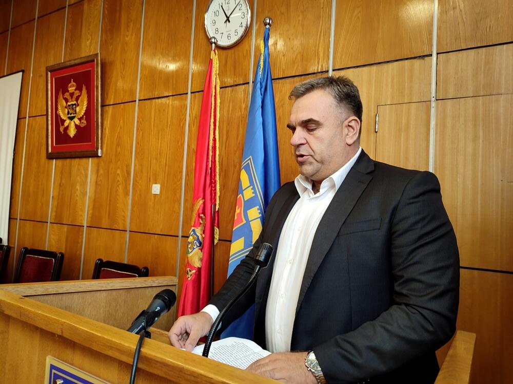 <p>"Mjesec dobrovoljnog davalaštva krvi u Nikšiću prepoznali su i u Zavodu za transfuziju krvi Crne Gore, pa su OO Crvenog krsta nagradili priznanjem za najuspešniju akciju u protekloj godini"</p>