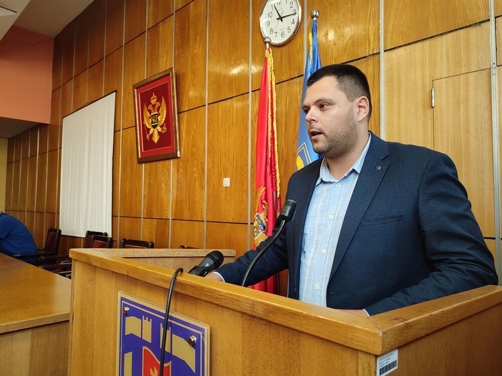 <p>"Mjesec dobrovoljnog davalaštva krvi u Nikšiću prepoznali su i u Zavodu za transfuziju krvi Crne Gore, pa su OO Crvenog krsta nagradili priznanjem za najuspešniju akciju u protekloj godini"</p>