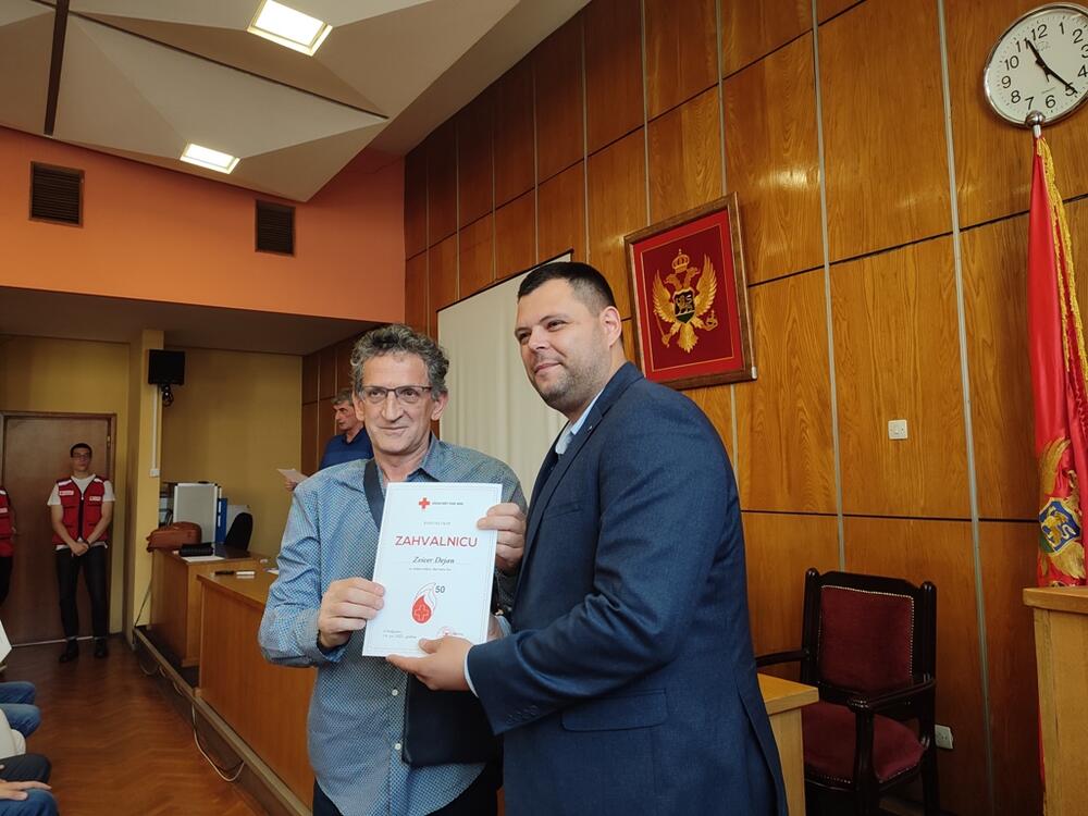 <p>"Mjesec dobrovoljnog davalaštva krvi u Nikšiću prepoznali su i u Zavodu za transfuziju krvi Crne Gore, pa su OO Crvenog krsta nagradili priznanjem za najuspešniju akciju u protekloj godini"</p>