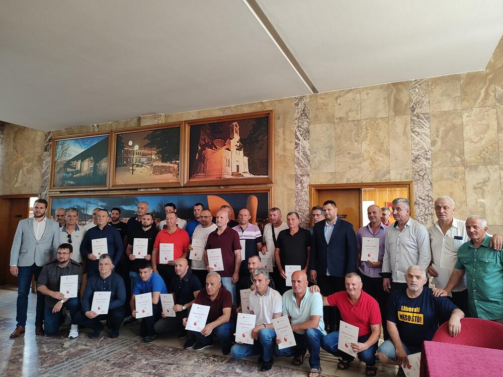 <p>"Mjesec dobrovoljnog davalaštva krvi u Nikšiću prepoznali su i u Zavodu za transfuziju krvi Crne Gore, pa su OO Crvenog krsta nagradili priznanjem za najuspešniju akciju u protekloj godini"</p>