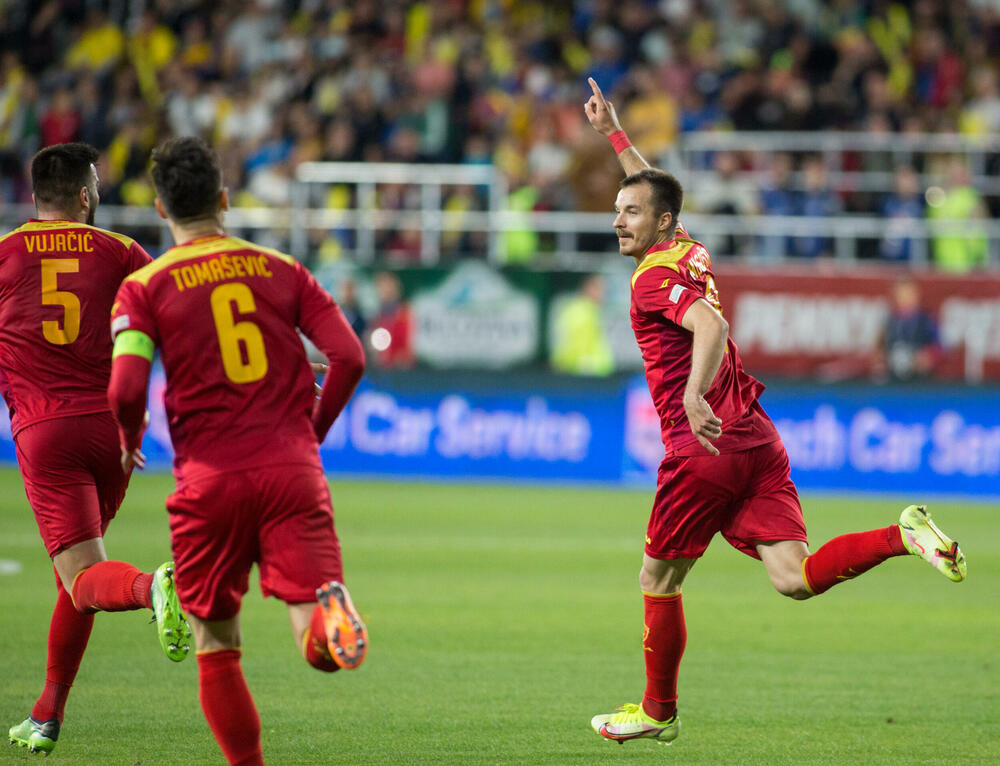 <p>Crnogorska fudbalska reprezentacija igra partiju iz snova u Rumuniji, ne pamti se kada je tako respektabilan protivnik, selekcija sa fudbalskom istorijom i tradicijom, tako razbijena na njenom terenu.</p>  <p>Stefan Mugoša je u centru pažnje, postigao je het-trik, ali i svi ostali naši fudbaleri blistaju na stadionu Rapida u Bukureštu.</p>  <p>Pogledajte fotografije slavlja nakon Mugošinih golova.</p>