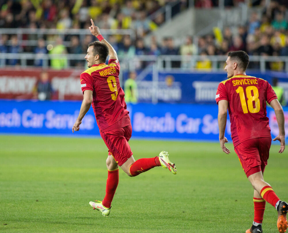 <p>Crnogorska fudbalska reprezentacija igra partiju iz snova u Rumuniji, ne pamti se kada je tako respektabilan protivnik, selekcija sa fudbalskom istorijom i tradicijom, tako razbijena na njenom terenu.</p>  <p>Stefan Mugoša je u centru pažnje, postigao je het-trik, ali i svi ostali naši fudbaleri blistaju na stadionu Rapida u Bukureštu.</p>  <p>Pogledajte fotografije slavlja nakon Mugošinih golova.</p>