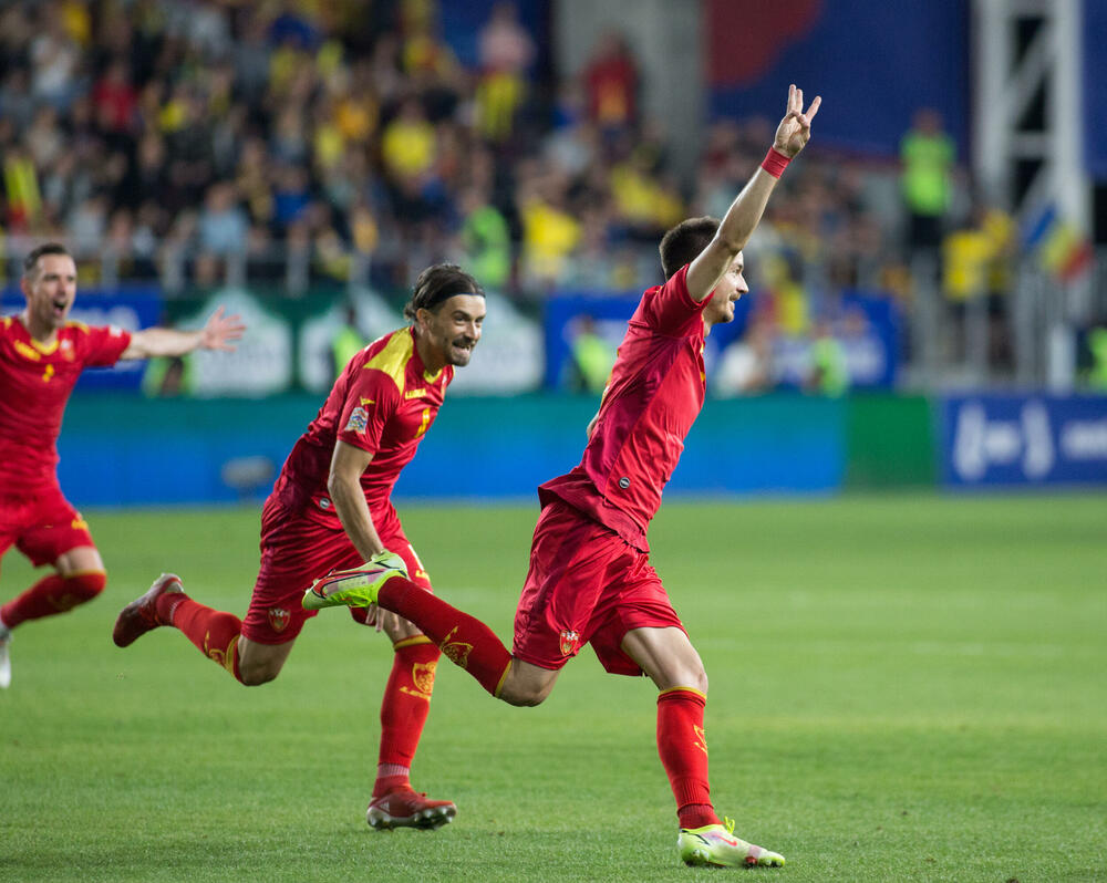 <p>Crnogorska fudbalska reprezentacija igra partiju iz snova u Rumuniji, ne pamti se kada je tako respektabilan protivnik, selekcija sa fudbalskom istorijom i tradicijom, tako razbijena na njenom terenu.</p>  <p>Stefan Mugoša je u centru pažnje, postigao je het-trik, ali i svi ostali naši fudbaleri blistaju na stadionu Rapida u Bukureštu.</p>  <p>Pogledajte fotografije slavlja nakon Mugošinih golova.</p>