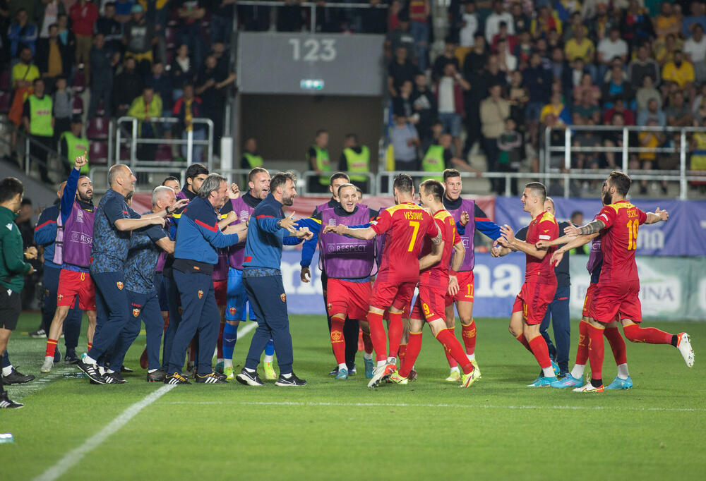 <p>Crnogorska fudbalska reprezentacija igra partiju iz snova u Rumuniji, ne pamti se kada je tako respektabilan protivnik, selekcija sa fudbalskom istorijom i tradicijom, tako razbijena na njenom terenu.</p>  <p>Stefan Mugoša je u centru pažnje, postigao je het-trik, ali i svi ostali naši fudbaleri blistaju na stadionu Rapida u Bukureštu.</p>  <p>Pogledajte fotografije slavlja nakon Mugošinih golova.</p>