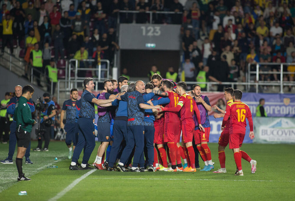 <p>Crnogorska fudbalska reprezentacija igra partiju iz snova u Rumuniji, ne pamti se kada je tako respektabilan protivnik, selekcija sa fudbalskom istorijom i tradicijom, tako razbijena na njenom terenu.</p>  <p>Stefan Mugoša je u centru pažnje, postigao je het-trik, ali i svi ostali naši fudbaleri blistaju na stadionu Rapida u Bukureštu.</p>  <p>Pogledajte fotografije slavlja nakon Mugošinih golova.</p>