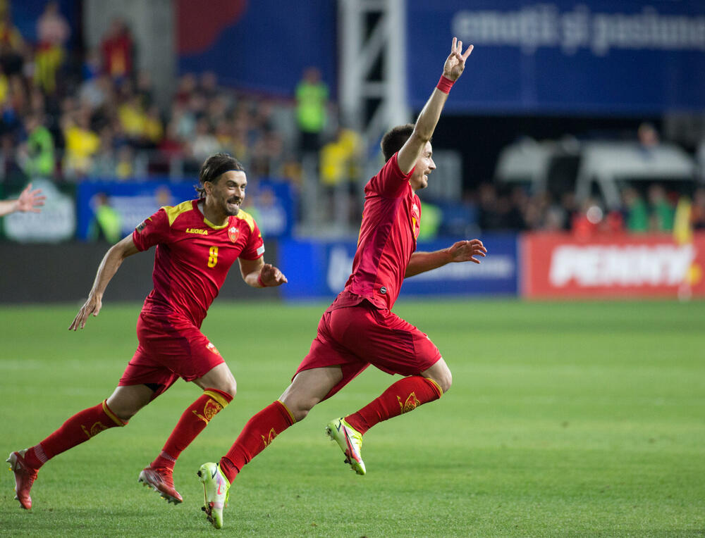 <p>Crnogorska fudbalska reprezentacija igra partiju iz snova u Rumuniji, ne pamti se kada je tako respektabilan protivnik, selekcija sa fudbalskom istorijom i tradicijom, tako razbijena na njenom terenu.</p>  <p>Stefan Mugoša je u centru pažnje, postigao je het-trik, ali i svi ostali naši fudbaleri blistaju na stadionu Rapida u Bukureštu.</p>  <p>Pogledajte fotografije slavlja nakon Mugošinih golova.</p>