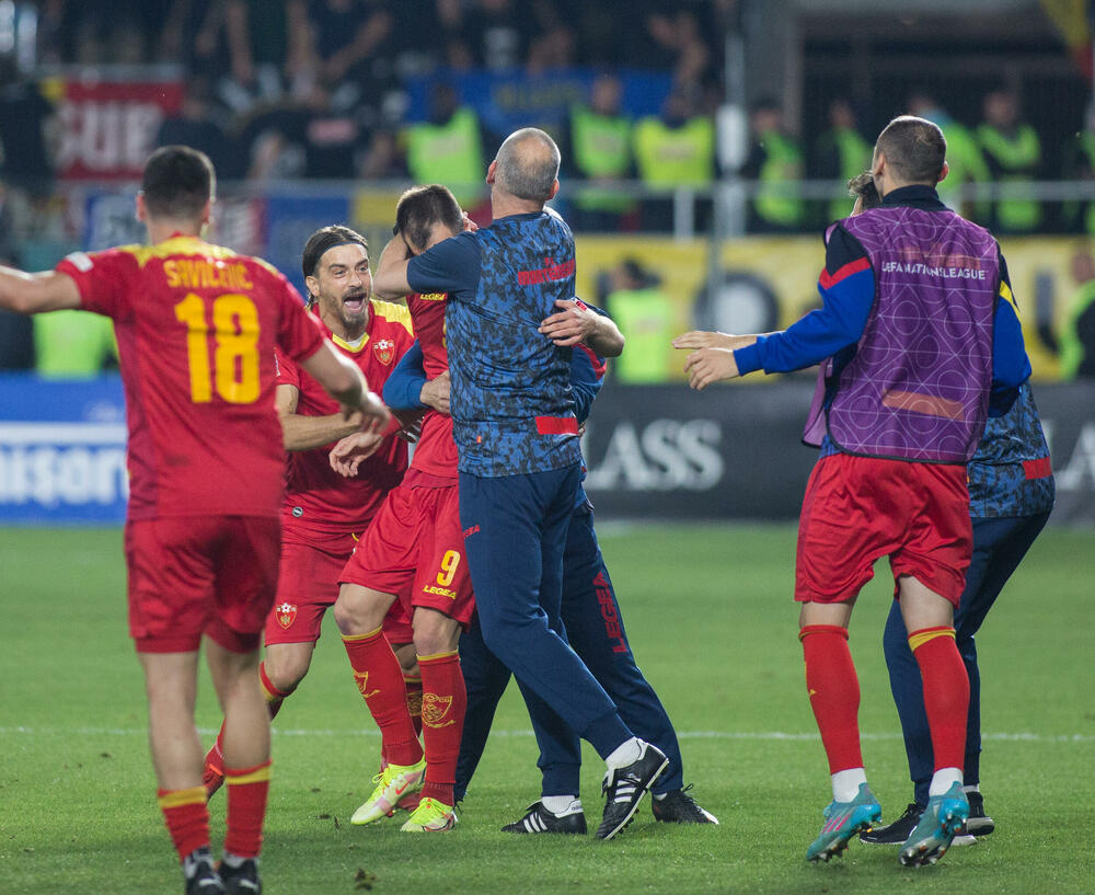 <p>Crnogorska fudbalska reprezentacija igra partiju iz snova u Rumuniji, ne pamti se kada je tako respektabilan protivnik, selekcija sa fudbalskom istorijom i tradicijom, tako razbijena na njenom terenu.</p>  <p>Stefan Mugoša je u centru pažnje, postigao je het-trik, ali i svi ostali naši fudbaleri blistaju na stadionu Rapida u Bukureštu.</p>  <p>Pogledajte fotografije slavlja nakon Mugošinih golova.</p>