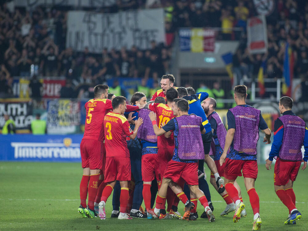 <p>Crnogorska fudbalska reprezentacija igra partiju iz snova u Rumuniji, ne pamti se kada je tako respektabilan protivnik, selekcija sa fudbalskom istorijom i tradicijom, tako razbijena na njenom terenu.</p>  <p>Stefan Mugoša je u centru pažnje, postigao je het-trik, ali i svi ostali naši fudbaleri blistaju na stadionu Rapida u Bukureštu.</p>  <p>Pogledajte fotografije slavlja nakon Mugošinih golova.</p>