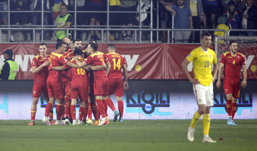 <p>Crnogorska fudbalska reprezentacija igra partiju iz snova u Rumuniji, ne pamti se kada je tako respektabilan protivnik, selekcija sa fudbalskom istorijom i tradicijom, tako razbijena na njenom terenu.</p>  <p>Stefan Mugoša je u centru pažnje, postigao je het-trik, ali i svi ostali naši fudbaleri blistaju na stadionu Rapida u Bukureštu.</p>  <p>Pogledajte fotografije slavlja nakon Mugošinih golova.</p>