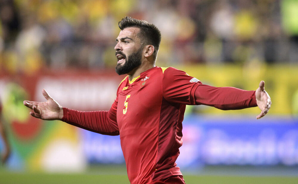 <p>Crnogorska fudbalska reprezentacija igra partiju iz snova u Rumuniji, ne pamti se kada je tako respektabilan protivnik, selekcija sa fudbalskom istorijom i tradicijom, tako razbijena na njenom terenu.</p>  <p>Stefan Mugoša je u centru pažnje, postigao je het-trik, ali i svi ostali naši fudbaleri blistaju na stadionu Rapida u Bukureštu.</p>  <p>Pogledajte fotografije slavlja nakon Mugošinih golova.</p>