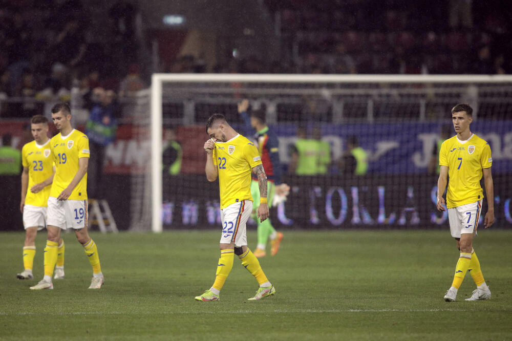 Fudbaleri Rumunije napuštaju stadion „Đulešti”, Foto: REUTERS/George Calin