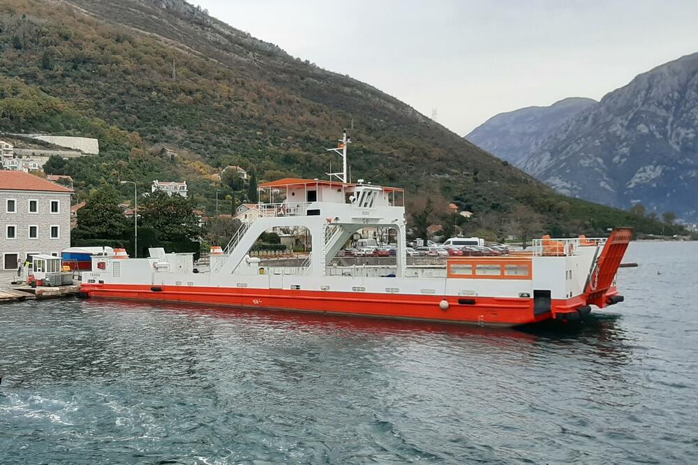 Trajekti ispred upravne zgrade Pomorskog saobraćaja, Foto: Siniša Luković