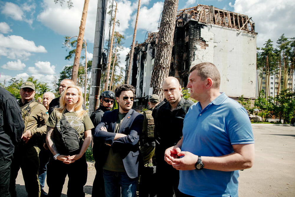 <p>Kada je u junu delegacija Vlade Crne Gore posjetila Ukrajinu od domaćina je dobila preporuku da se tokom posjete Irpinu i Borodjanki, kao i prilikom obilaska ostalih porušenih zgrada u Kijevu, nosi maskirna odjeća</p>