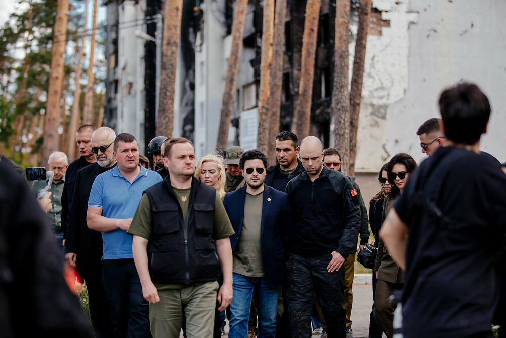 <p>Kada je u junu delegacija Vlade Crne Gore posjetila Ukrajinu od domaćina je dobila preporuku da se tokom posjete Irpinu i Borodjanki, kao i prilikom obilaska ostalih porušenih zgrada u Kijevu, nosi maskirna odjeća</p>