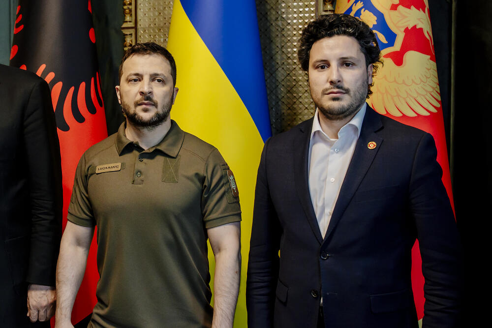 <p>Kada je u junu delegacija Vlade Crne Gore posjetila Ukrajinu od domaćina je dobila preporuku da se tokom posjete Irpinu i Borodjanki, kao i prilikom obilaska ostalih porušenih zgrada u Kijevu, nosi maskirna odjeća</p>