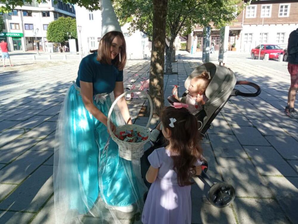 <p>Ovogodišnja kampanja upisa u predškolske ustanove odvija se u svakoj lokalnoj sredini i dio je projekta “Dostupno, kavalitetno, pravično rano učenje za svu djeci u Crnoj Gori”, koji realizuje Ministarstvo prosvjete u saradnji sa Kancelarijom UNICEF-a u našoj državi</p>