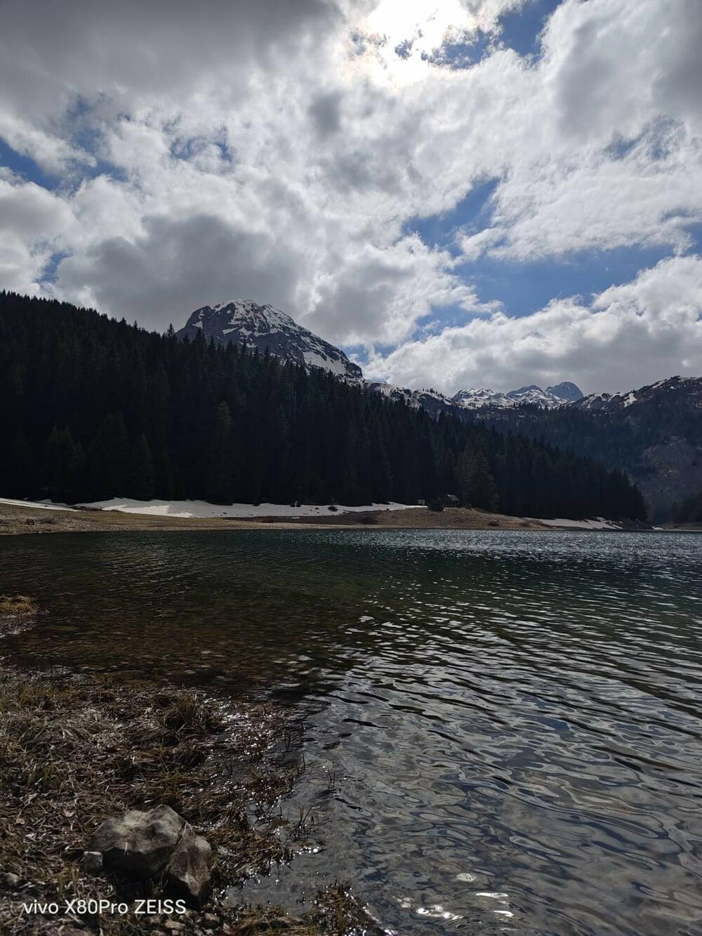 <p>X80 Pro je dostupan u Cosmic Black boji, koja predstavlja prostrano noćno neba, kao i živopisnu i beskrajnu moć univerzuma.</p>