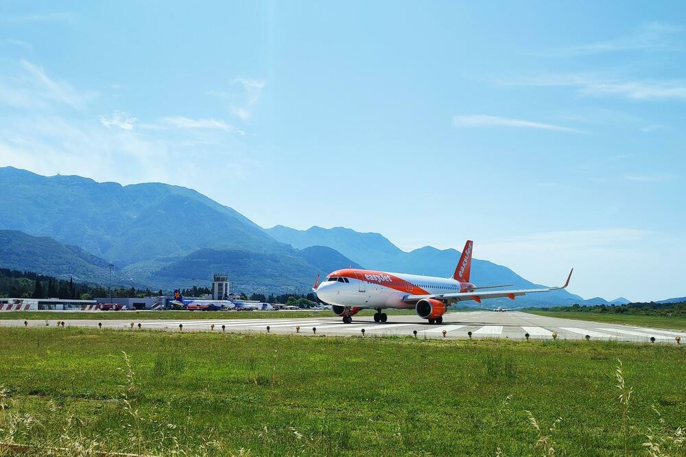 Ranije u predsezoni dnevno slijetalo i po 25 aviona a sada oko deset: Aerodrom Tivat, Foto: Sinisa Lukovic