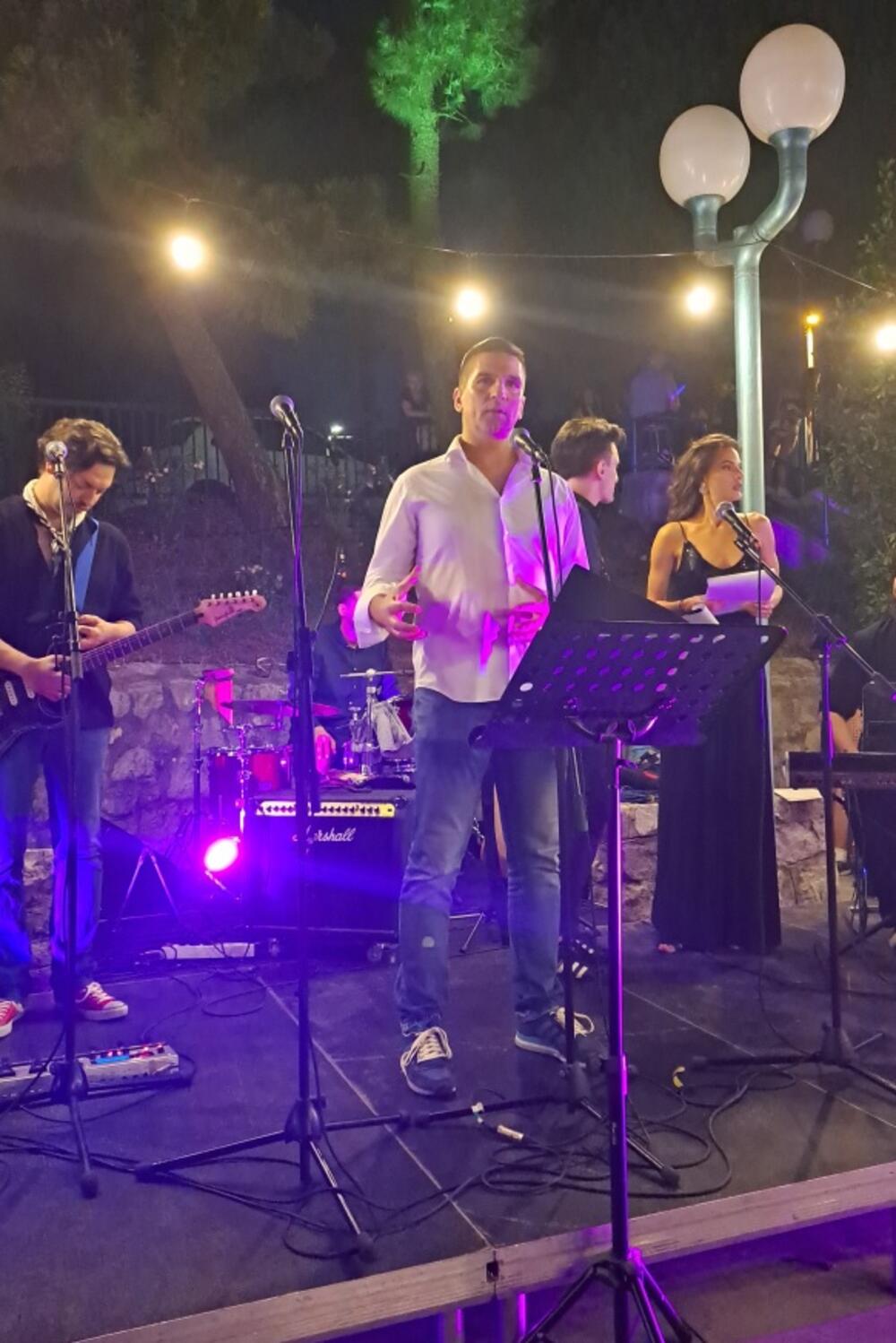 <p>"Za divnu atmosferu bili su zaduženi glumci iz Gradskog pozorišta Podgorica, koji su oduševili sve prisutne i poslali divnu poruku ljubavi i humanosti"</p>