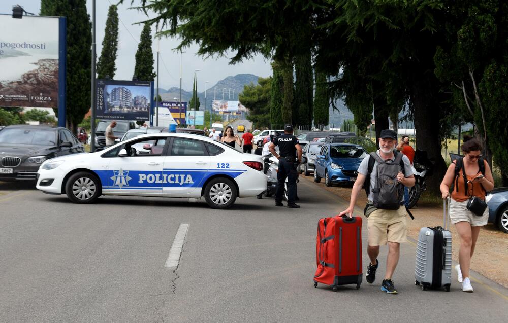 <p>Za vrijeme trajanja blokade ka podgoričkom aerodromu formirale su se kolone automobila. Radnici su premijeru Dritanu Abazoviću poručili da, sada kada je u kompaniji u toku stečaj, Vlada ne može raspolagati imovinom kompanije kako bi željela dok je ona u stečaju</p>