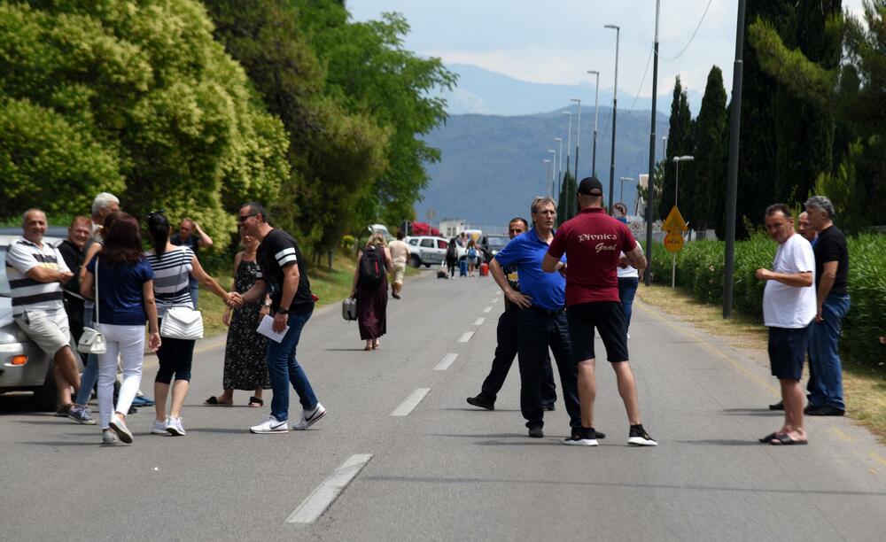 <p>Za vrijeme trajanja blokade ka podgoričkom aerodromu formirale su se kolone automobila. Radnici su premijeru Dritanu Abazoviću poručili da, sada kada je u kompaniji u toku stečaj, Vlada ne može raspolagati imovinom kompanije kako bi željela dok je ona u stečaju</p>