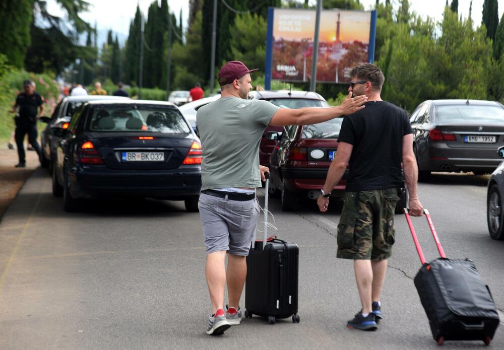<p>Za vrijeme trajanja blokade ka podgoričkom aerodromu formirale su se kolone automobila. Radnici su premijeru Dritanu Abazoviću poručili da, sada kada je u kompaniji u toku stečaj, Vlada ne može raspolagati imovinom kompanije kako bi željela dok je ona u stečaju</p>