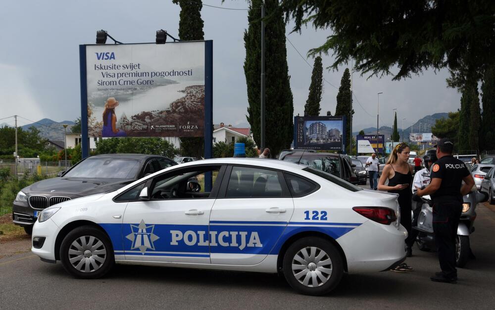 <p>Za vrijeme trajanja blokade ka podgoričkom aerodromu formirale su se kolone automobila. Radnici su premijeru Dritanu Abazoviću poručili da, sada kada je u kompaniji u toku stečaj, Vlada ne može raspolagati imovinom kompanije kako bi željela dok je ona u stečaju</p>