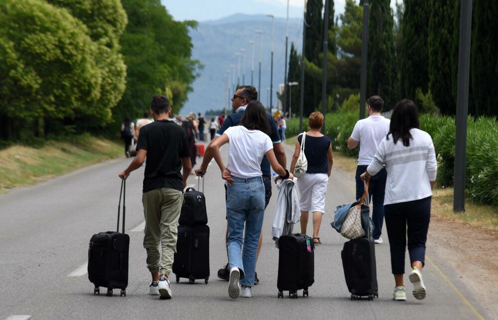 <p>Za vrijeme trajanja blokade ka podgoričkom aerodromu formirale su se kolone automobila. Radnici su premijeru Dritanu Abazoviću poručili da, sada kada je u kompaniji u toku stečaj, Vlada ne može raspolagati imovinom kompanije kako bi željela dok je ona u stečaju</p>