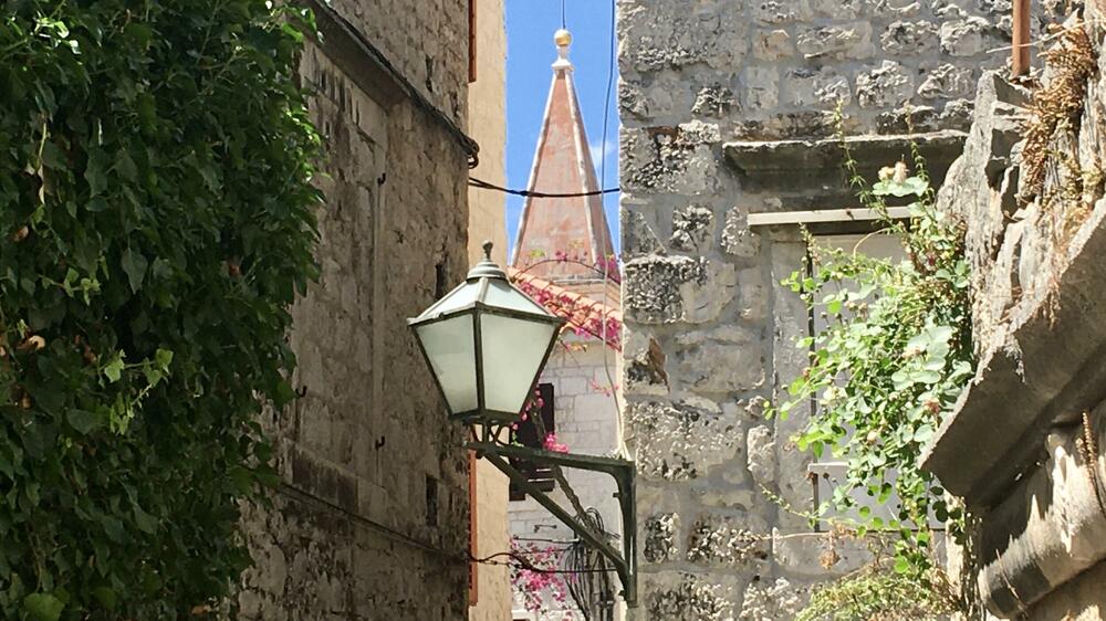 <p>Ljepota Rive kao i čaroban splet sokaka od kamena govore o tome da stvarna veličina nekog mjesta ne zavisi od broja stanovnika već od istorijske razuđenosti lokalnog identiteta. I naravno, od vještine pripremanja ribe</p>