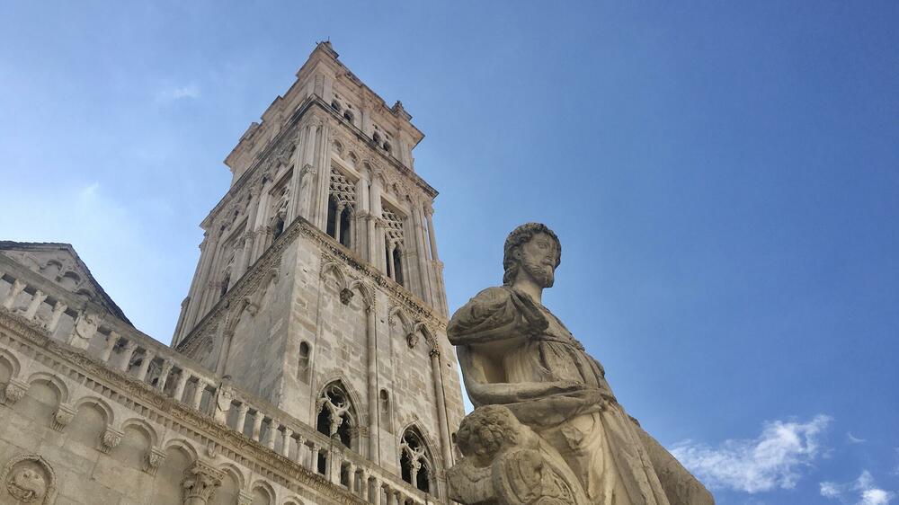 <p>Ljepota Rive kao i čaroban splet sokaka od kamena govore o tome da stvarna veličina nekog mjesta ne zavisi od broja stanovnika već od istorijske razuđenosti lokalnog identiteta. I naravno, od vještine pripremanja ribe</p>