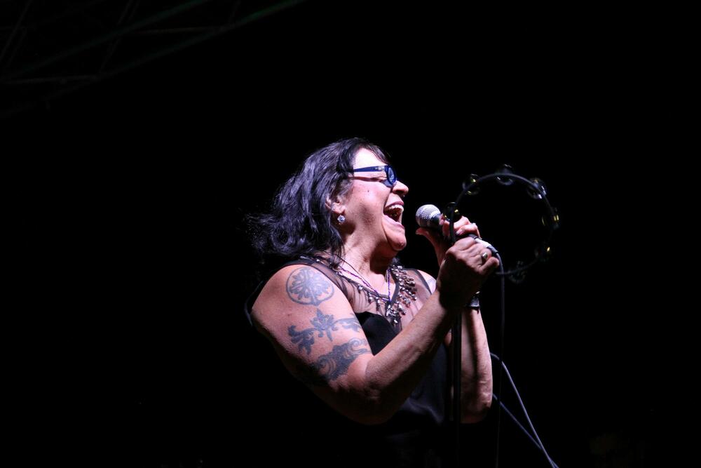 <p>„Ljudi vole bluz. Nekad to kasno skontaju, ali kad shvate onda dođu na naše koncerte. Sretala sam ljude koji kažu da nikada nisu voljeli, niti slušali bluz. Onda čuju nas i zavole. To je bluz. Jednostavno te osvoji"</p>